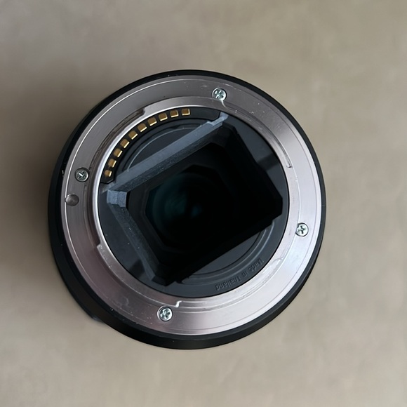 New Sony FE 16–35mm F4 ZA OSS Full-frame Wide-angle Zoom ZEISS Lens - Picture 5 of 9